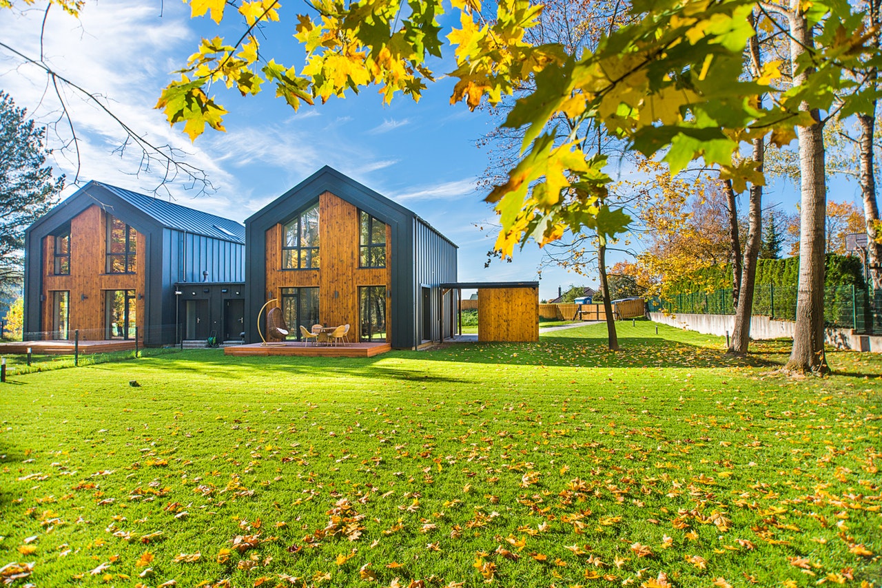 26177beautiful-wooden-houses-with-lawns-1643389.jpg